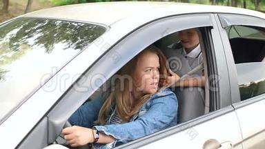 小男孩开车时闭上母亲`眼睛。 孩子沉迷于车里